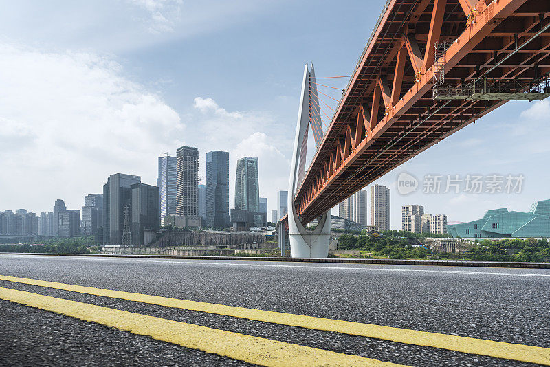 现代城市天际线和空旷的城市道路