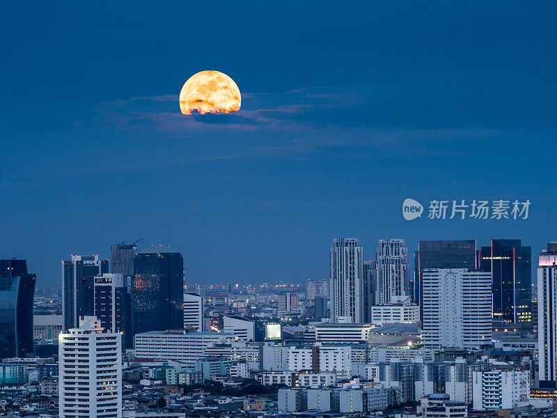 泰国首都曼谷，超级月亮现象中巨大的月亮发出耀眼的月光。