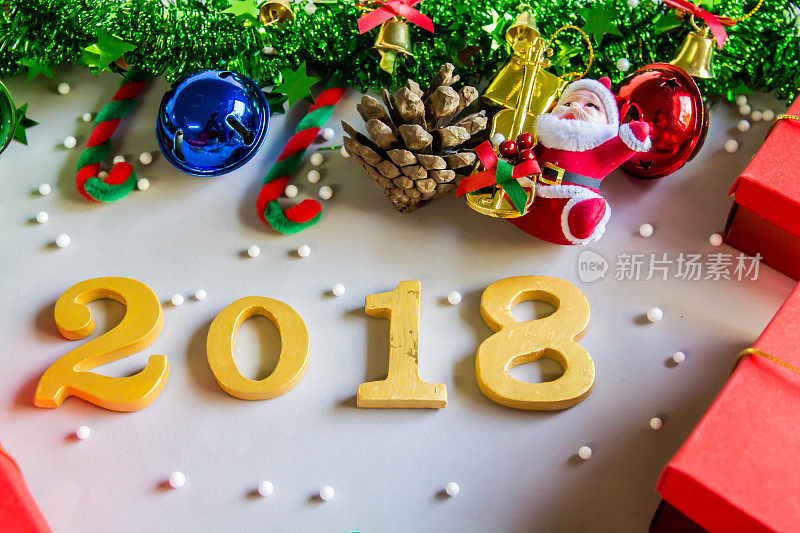 喜庆背景:2018年新春佳节用红色礼品树装饰，色彩缤纷，复古色调。