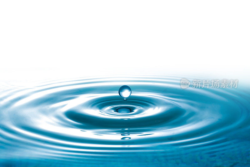 水花溅起的水滴带有涟漪，抽象的蓝色波浪
