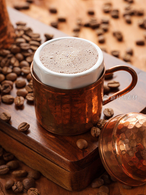木质背景上的土耳其咖啡和烘烤过的咖啡豆