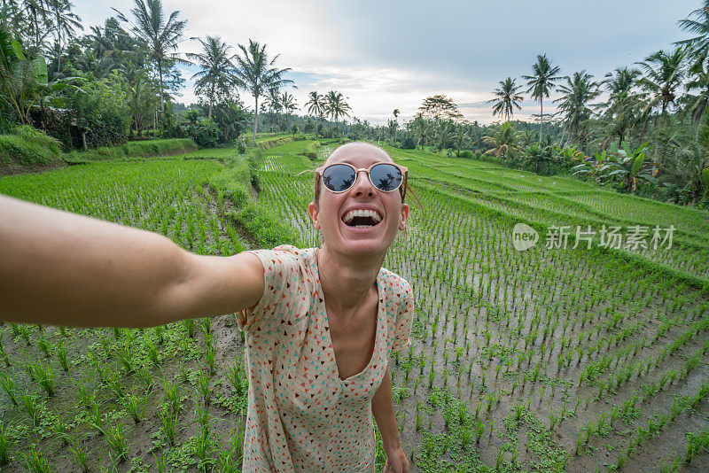 在巴厘岛旅游的女孩的自拍，稻田