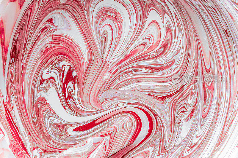混合抹刀红色与明亮的白色丙烯酸漆内部。混合液体涂料。抽象的纹理。