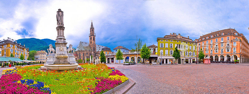 波尔扎诺主要广场Waltherplatz全景，意大利南蒂罗尔地区