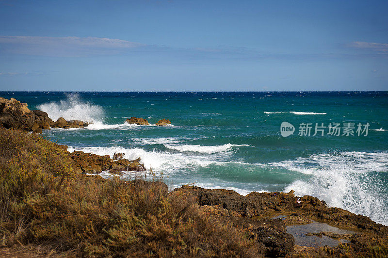 意大利西西里岛陡峭的海岸遭遇暴风雨天气