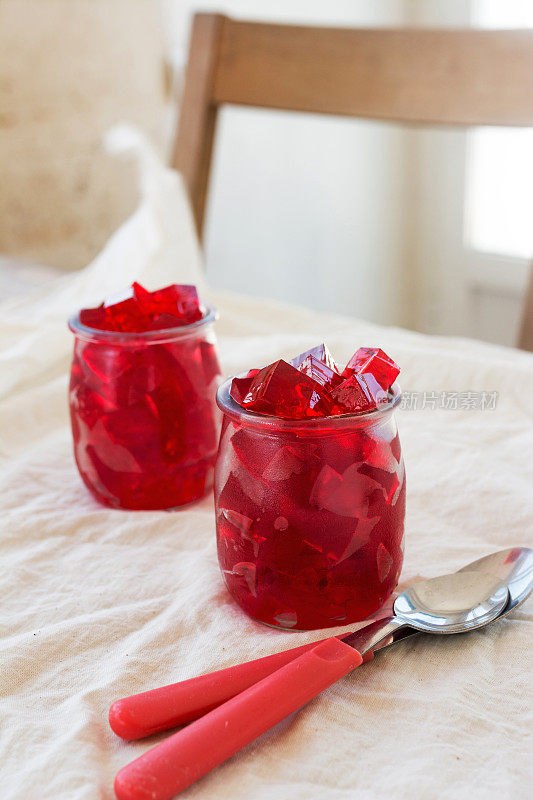 红果冻，切成丁，放在两玻璃杯里