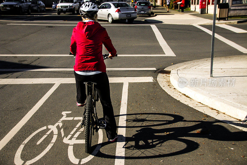 在繁忙街道上骑自行车的女人