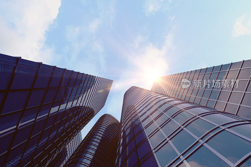摩天大楼的低角度视图。日落时仰望摩天大楼的视角。在傍晚日落时，在商业区的现代摩天大楼的底部视图。商业理念的成功行业技术架构。