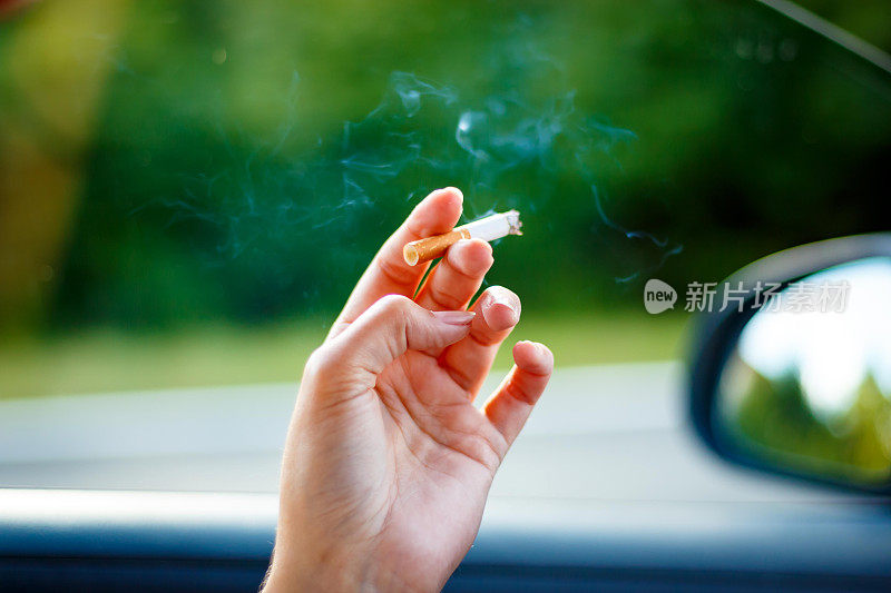 坐在车里抽着烟的女人