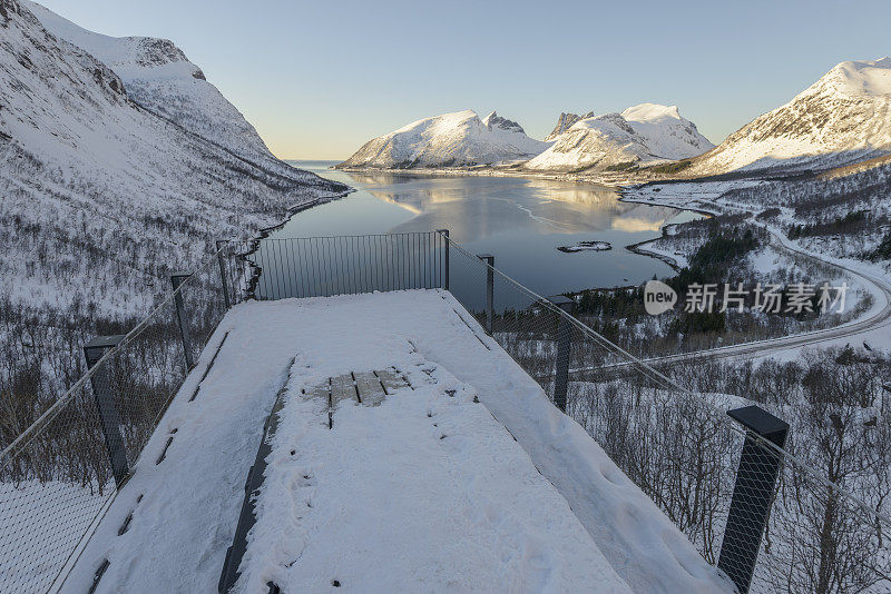 挪威北部Senja岛的伯格斯峡湾冬季景色