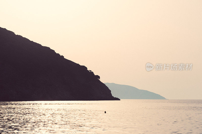 美丽的日落在海上。Myrtos海滩。美丽的海景。迷人的海景。