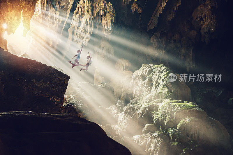 情人女人和男人亚洲人旅游放松假期。跳崖洞内的石笋洞在亚洲，老挝