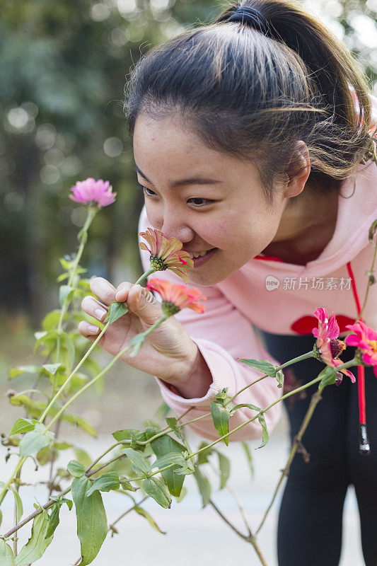 漂亮女人闻花的照片