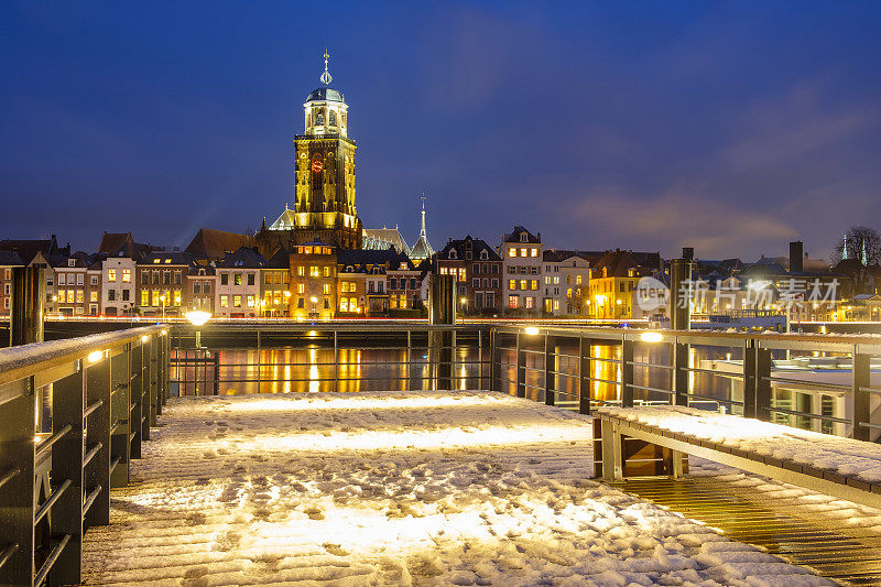 在一个寒冷的冬天夜晚，在IJssel河上的Deventer的地平线