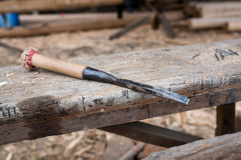 在旧木板上凿木工工具
