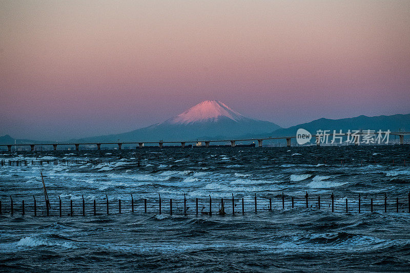 日出时，我感觉到富士山。