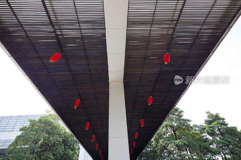 中国传统走廊上挂着红灯笼