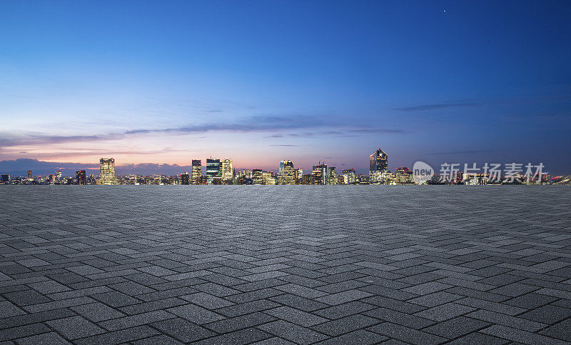 黄昏时分，在现代城市的市中心，有现代化建筑的空地板