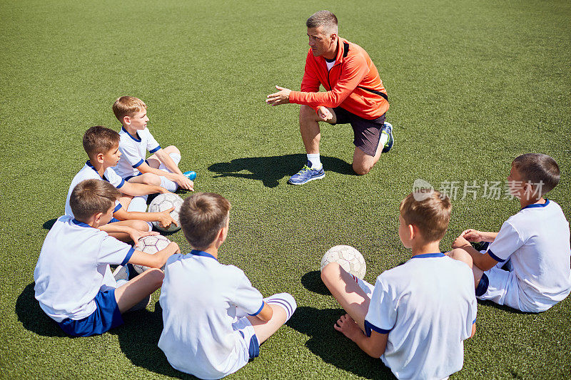 教练和少年足球队谈话