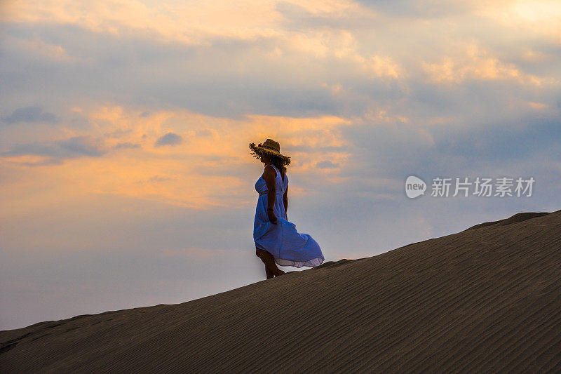 沙漠中行走的女人。Patara。