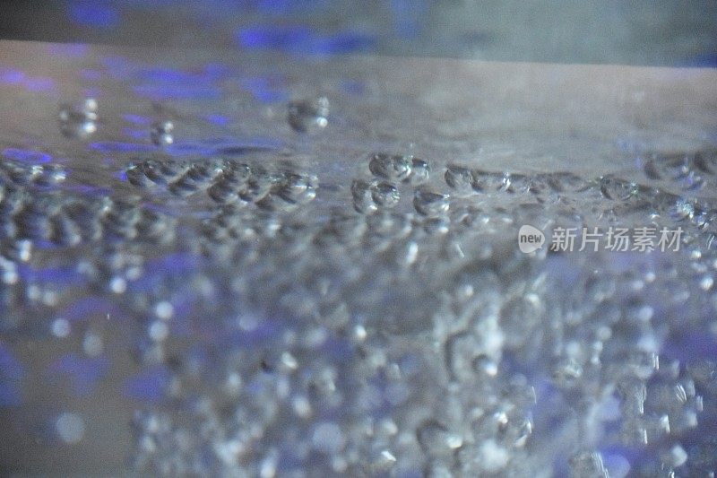 水在水族馆里冒泡