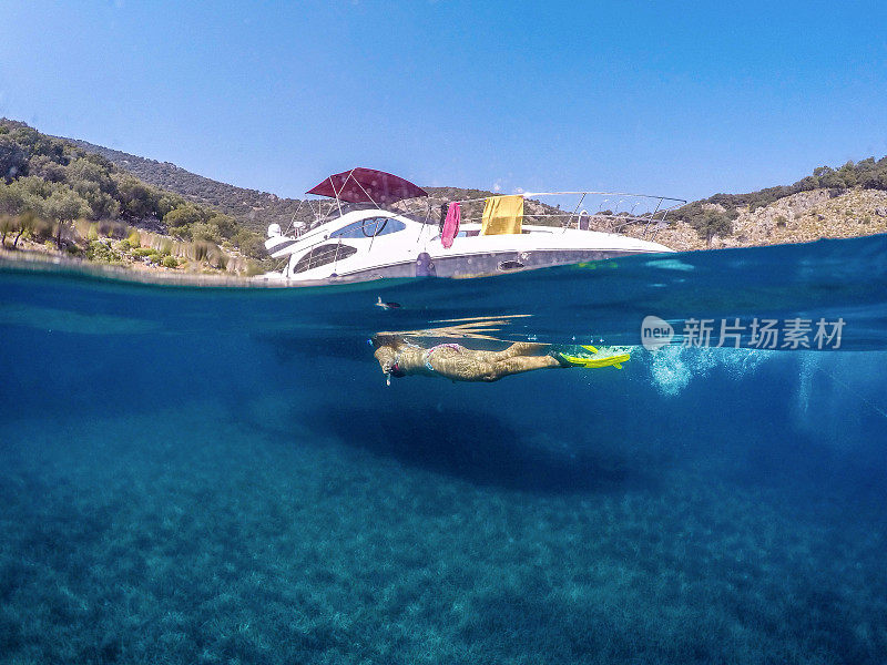 Göbün湾在Göcek。漂浮在海底的女士。