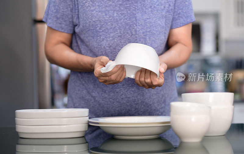 女人清洁产品概念擦拭餐具清洁剂在家里和厨房