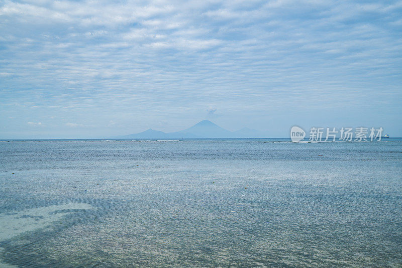 远处的阿贡火山，大海