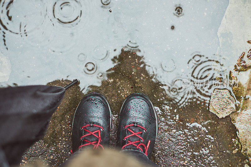 在雨天低头看水坑