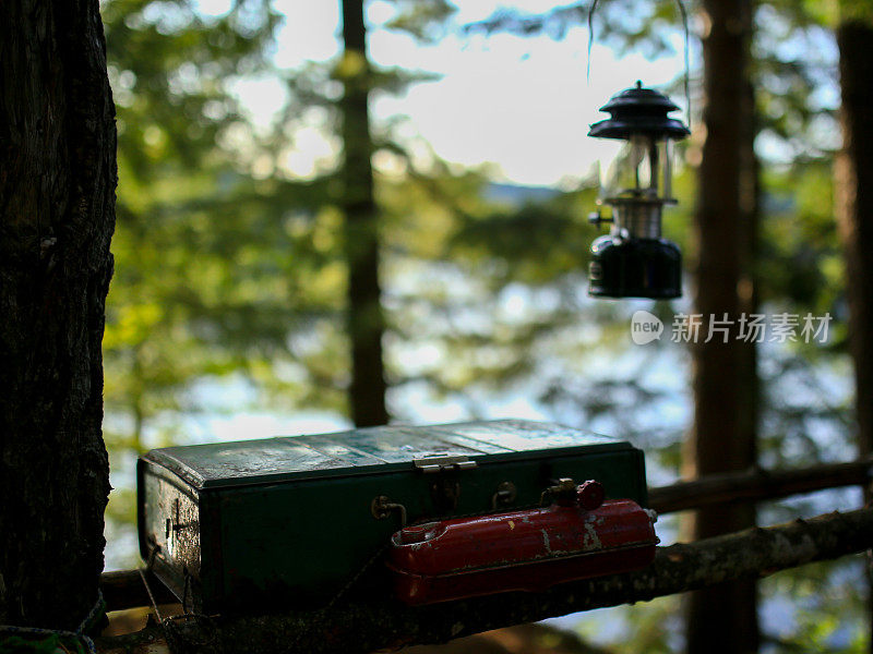 临时露营桌上的野营炉，湖边挂着的灯笼