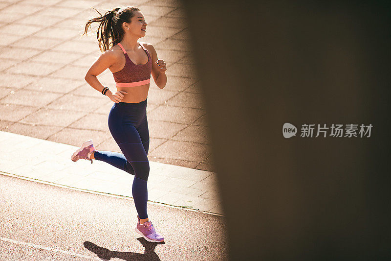 女人跑步的肖像。