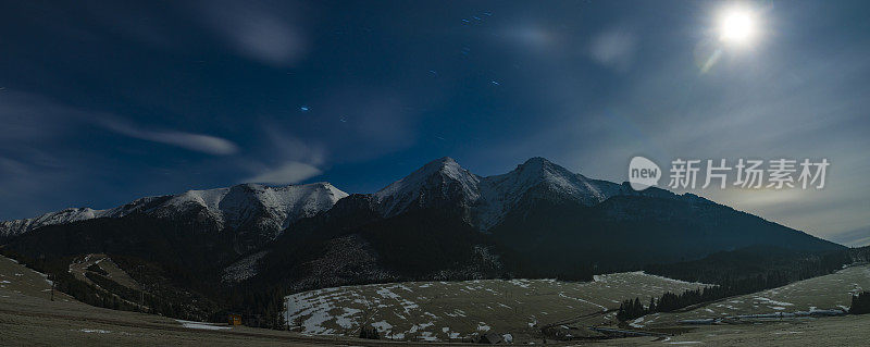 山中的夜晚，塔特拉山被满月照亮