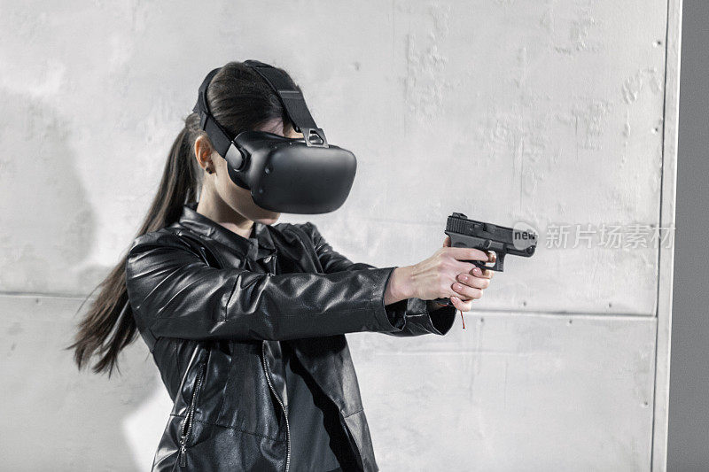 美女与虚拟现实游戏枪
