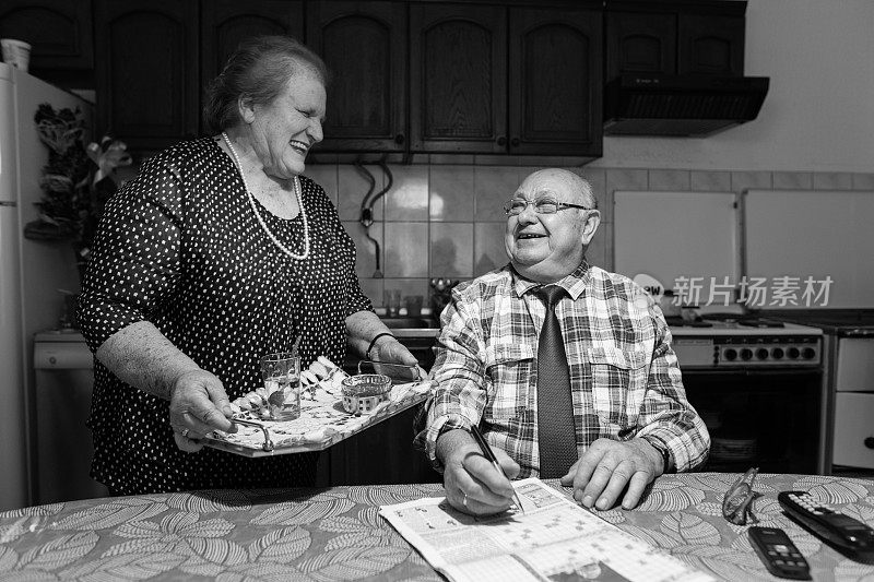 六十年在一起。老年夫妇分享蜜饯水果