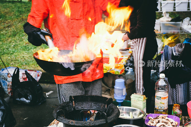 在街头美食节上准备烧亚洲菜