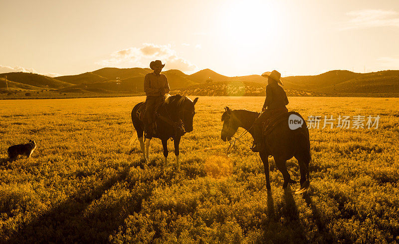 父亲牛仔和儿子骑在美国犹他州盐湖城圣塔昆马