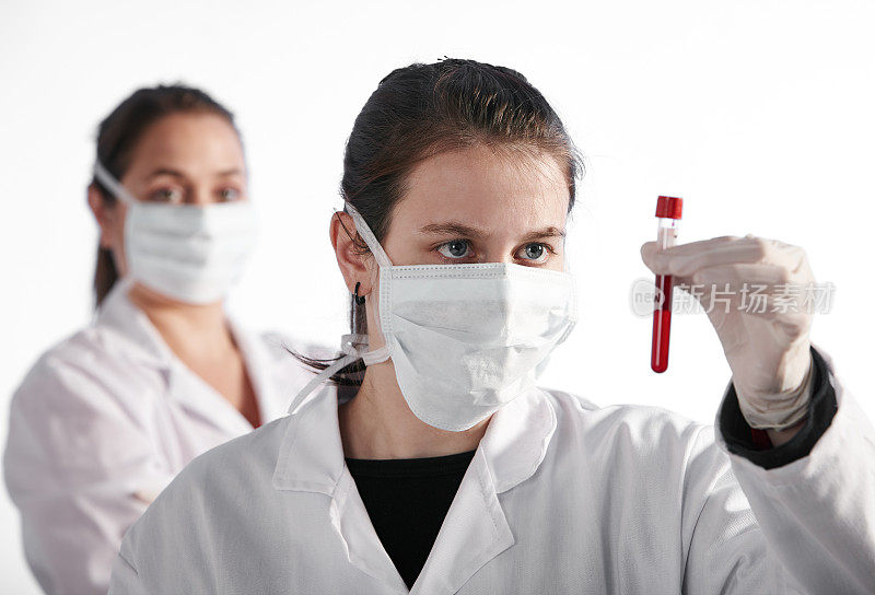 两位严肃的女科学家在实验室做血液测试