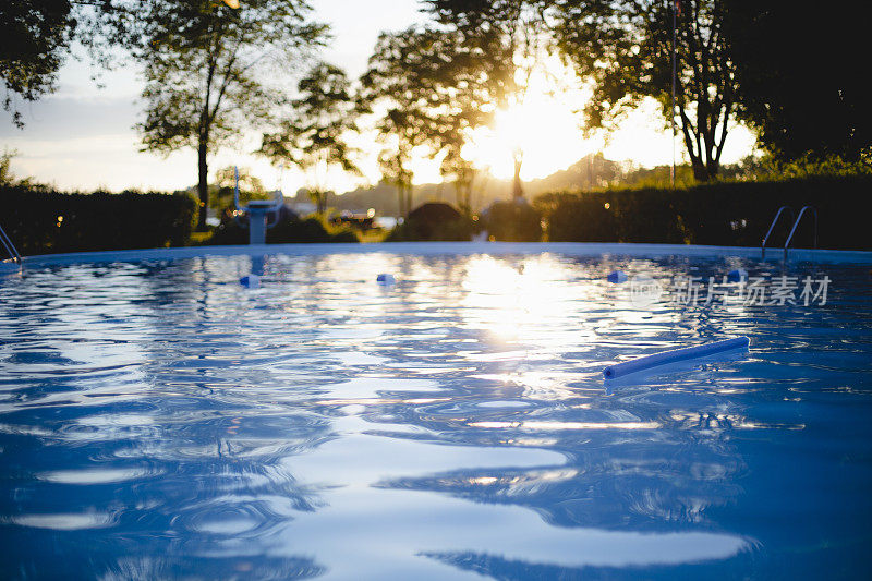 日落时的大游泳池