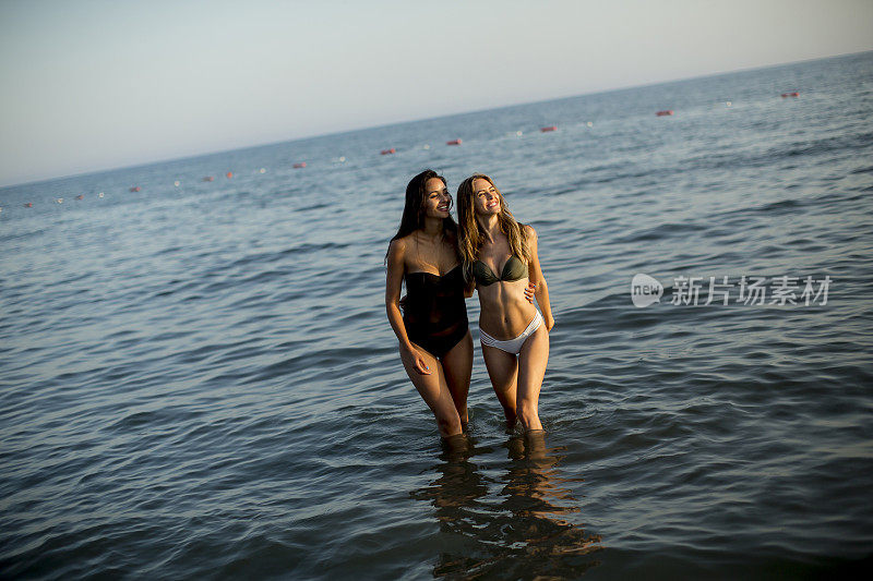 年轻漂亮的姑娘们在海边玩