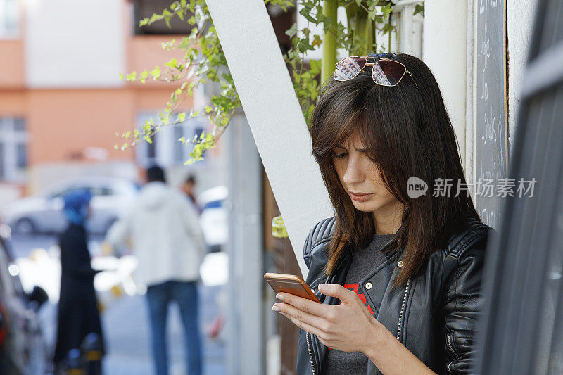 一个女人用智能手机的照片