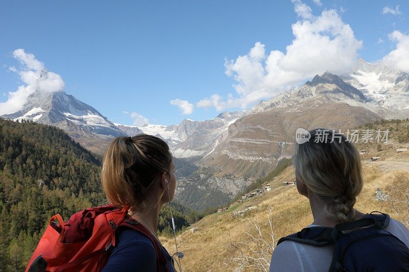 女徒步旅行者看着风景