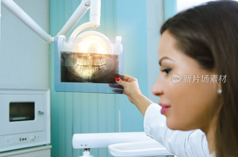 牙医拿着牙齿照x光