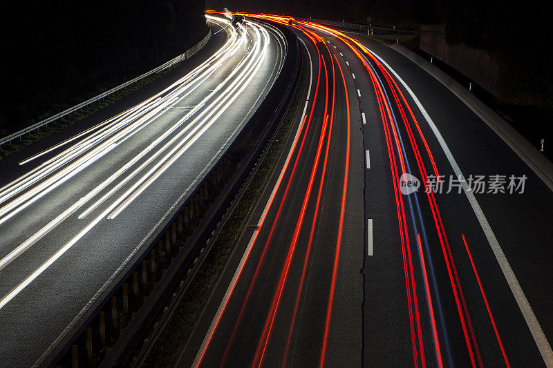 公路在夜间长时间暴露