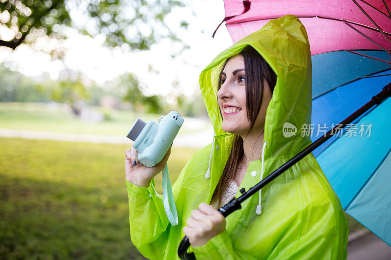 雨中带着伞的美丽女孩