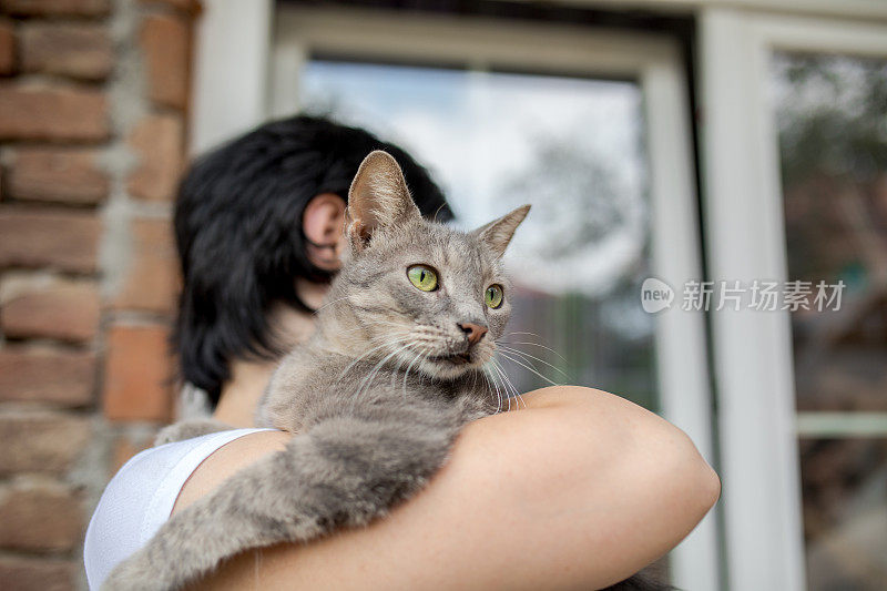 女人抱着她的猫