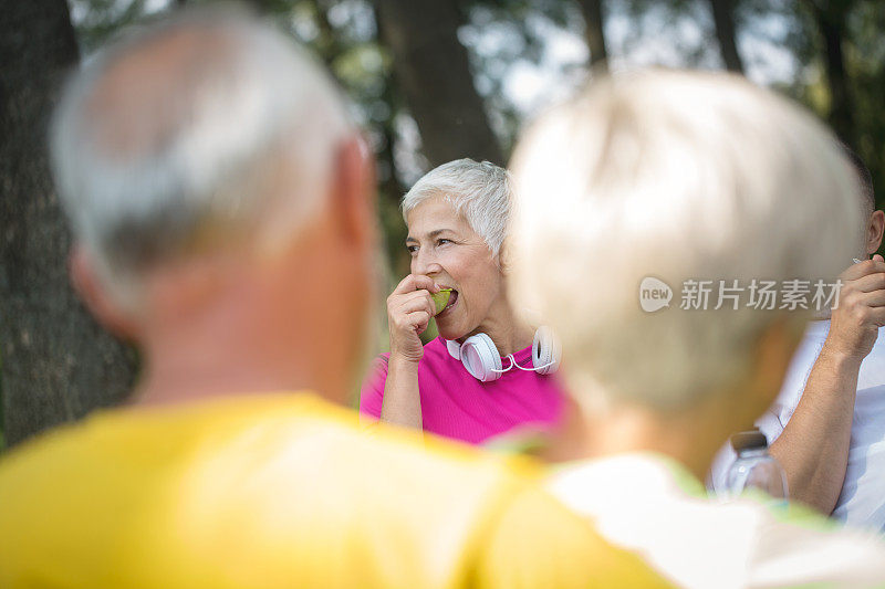 老年人户外运动后放松