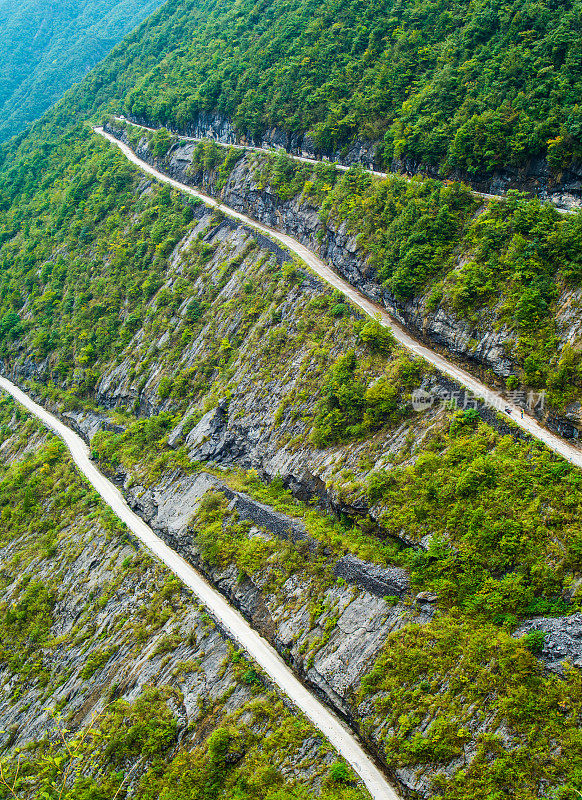 山蜿蜒的道路