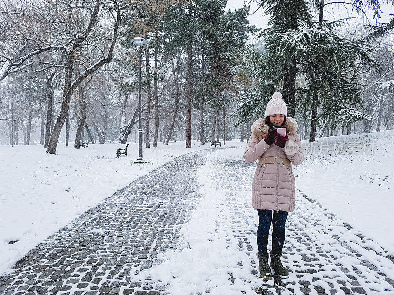 一个在雪地里打电话的女人