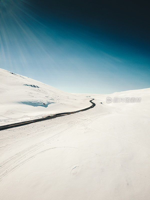 冰岛西峡湾一条被雪覆盖的道路的鸟瞰图