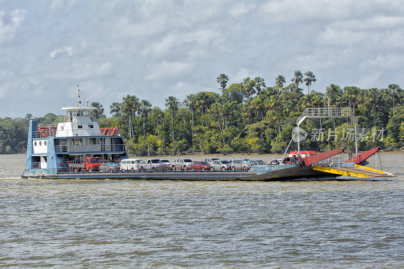 亚马逊河上的渡船
